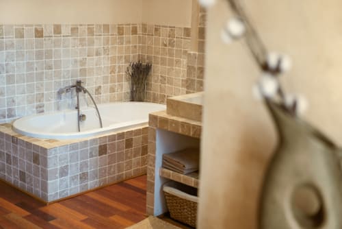 baignoire dans une salle de bain du mas des olivades