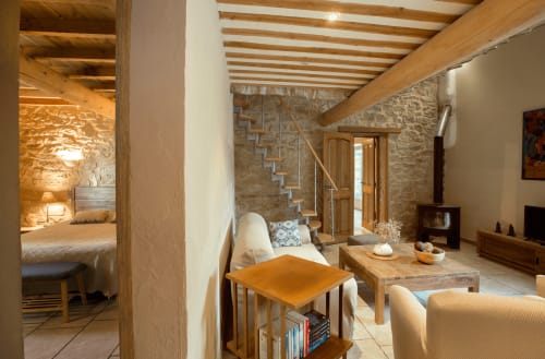 vue latérale d'une chambre et d'un salon dans le mas des olivades