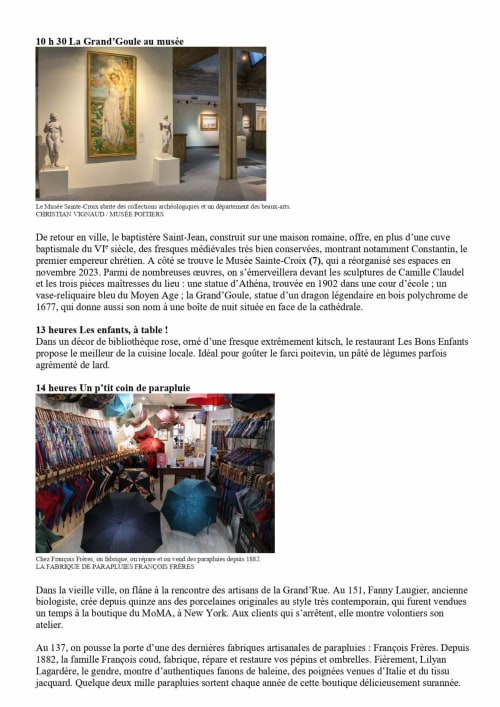 Galerie du Musée Sainte-Croix à Poitiers avec sculptures classiques et œuvres d'art médiéval sur murs blancs