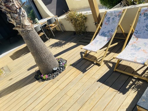 Les chaises longues sur la terrasse