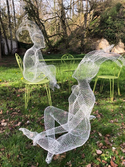 Sculptures en mailles fantaisistes dans le jardin du Domaine de l'Ocrerie, Pourrain France Chambres d'hôtes