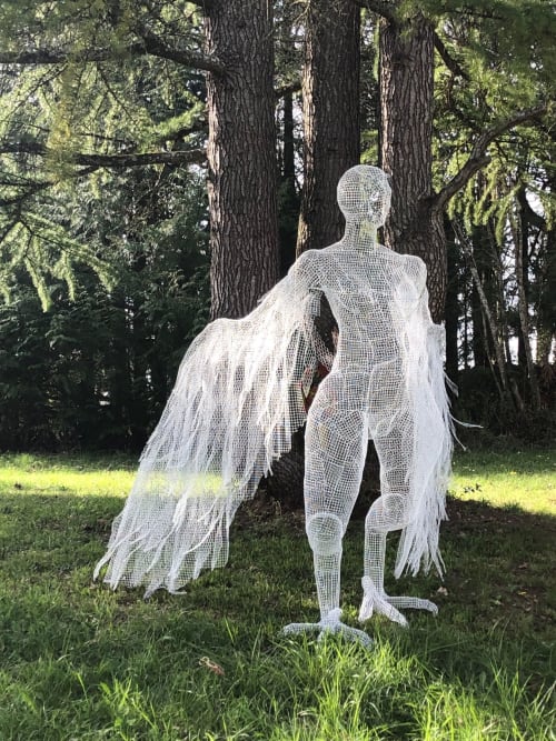 Sculpture d'ange en maille blanche dans le jardin du Domaine de l'Ocrerie, Pourrain France
