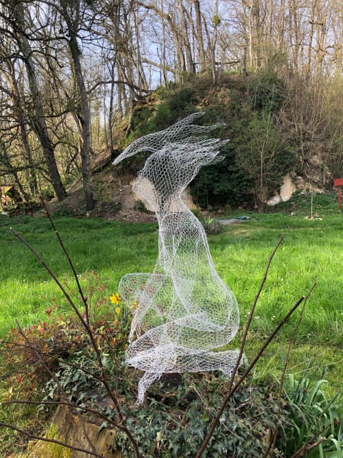 Sculpture  en maille blanche dans le jardin du Domaine de l'Ocrerie, Pourrain, France