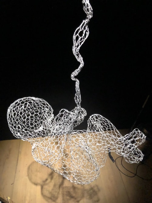 Installation décorative d'éclairage en treillis métallique à la Domaine de l'Ocrerie, boutique-hôtel de Pourrain