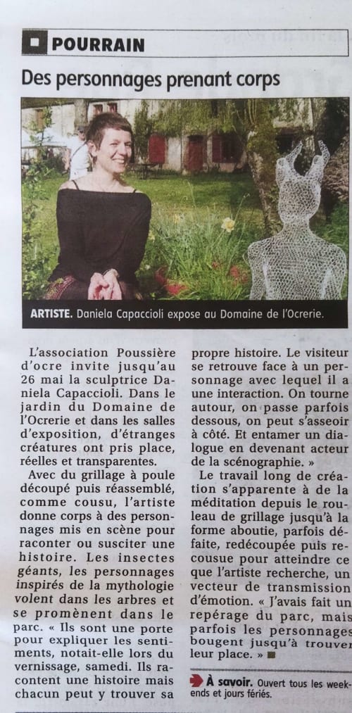 Daniela Capaccioli, sculptrice, avec sa sculpture de personnage en fil transparent au jardin du Domaine de l'Ocrerie à Pourrain