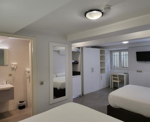 Chambre quadruple en rez de jardin Nice