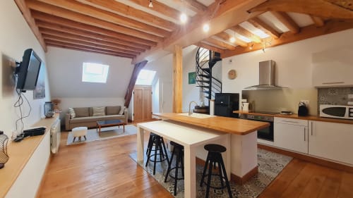 Loft contemporain à Beaune avec cuisine ouverte, salle à manger et séjour aux poutres apparentes