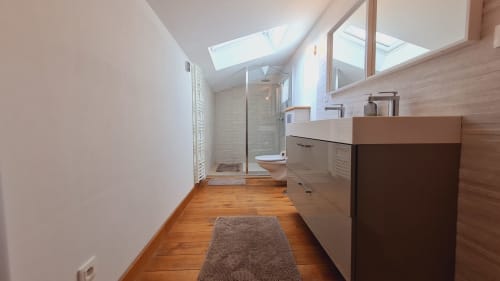 Salle de bain moderne à la Conciergerie Des Climats, Beaune, avec douche à l'italienne, vasque, puits de lumière et accents bois