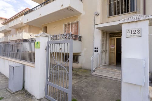 Affascinante ingresso di appartamento fronte mare a Marina di Strongoli con patio privato e accesso al mare