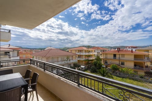 Terrazza con balcone e vista sul mare presso l'appartamento Marina di Strongoli, affacciato sulla colorata cittadina costiera mediterranea