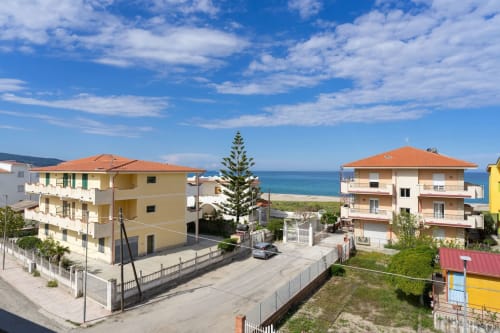Appartamenti fronte mare a Marina di Strongoli con vista sul mare, tetti in cotto e paesaggio costiero mediterraneo