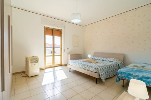 Camera luminosa con due letti, balcone vista mare e comfort moderni presso Lux Immobiliare a Marina di Strongoli