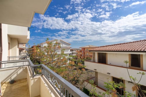 Terrazza panoramica con vista sul mare di Strongoli, moderno appartamento con tetto in coppi e lussureggiante vegetazione