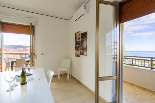 Cucina e zona pranzo moderna con vista mare dal balcone a Lux Immobiliare, Marina di Strongoli, Italia
