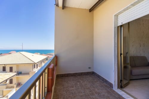 Balcone con vista mare a Lux Immobiliare a Marina di Strongoli, Italia con terrazza sulla costa del Mediterraneo