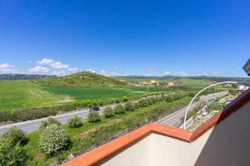 Vista panoramica della campagna calabrese dal balcone Attico di Marina di Strongoli, con strada, campi e vedute lontane