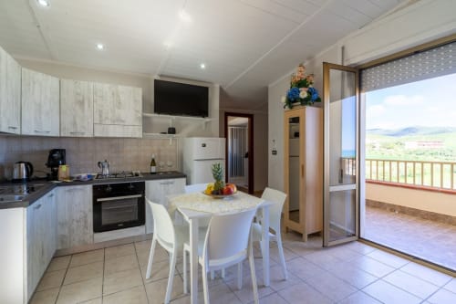Moderna zona cucina-living con vista mare dal balcone, appartamento Lux Immobiliare a Marina di Strongoli