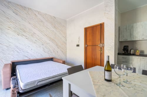 Moderno monolocale a Marina di Strongoli con letto, angolo cottura, tavolo da pranzo e zona vini fronte mare