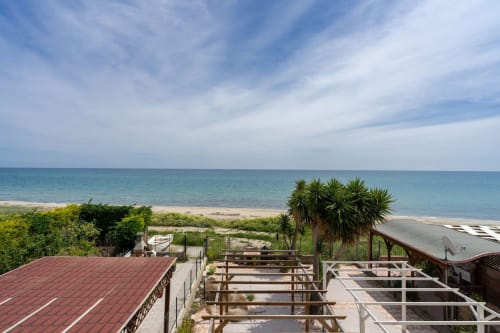 Balcone di appartamento fronte mare con vista sulla spiaggia sabbiosa e sul mare turchese di Marina di Strongoli, Italia