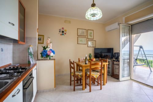 Luminosa cucina open-plan con sala da pranzo e balcone vista mare all'appartamento Bellissimo, Marina di Strongoli Italia