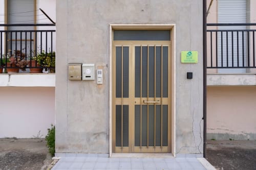 Ingresso in legno dell'appartamento fronte mare Lux Immobiliare a Marina di Strongoli con balconi e vista sul mare
