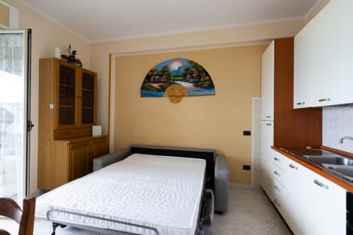 Moderno monolocale a Marina di Strongoli con vista mare, angolo cottura e letto singolo con biancheria bianca