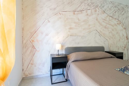 Camera da letto moderna con murale paesaggio marino presso Lux Immobiliare BnB a Marina di Strongoli, Italia