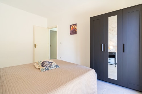 Spaziosa camera con vista sul mare presso Lux Immobiliare a Marina di Strongoli, con letto, guardaroba scuro e servizi moderni