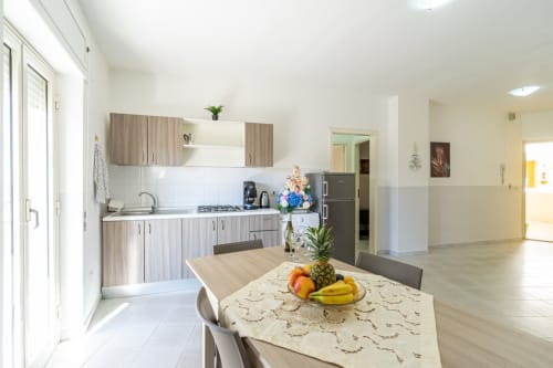 Moderna zona cucina-soggiorno con vista mare dell'appartamento fronte spiaggia Lux Immobiliare a Marina di Strongoli, Italia