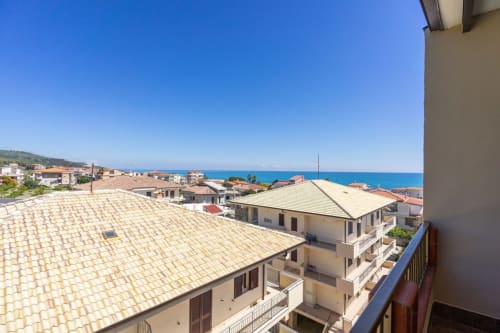 Vista sul mare dalla terrazza del tetto dell'appartamento Attico presso Lux Immobiliare a Marina di Strongoli, Italia