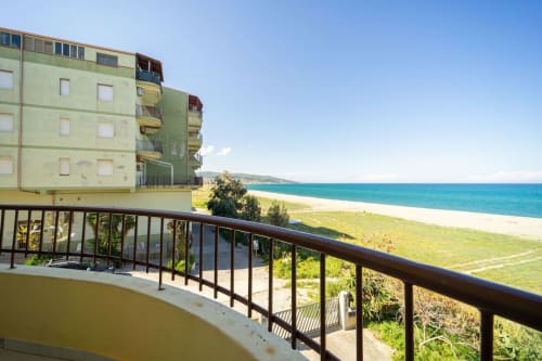 Balcone dell'appartamento fronte mare di Lux Immobiliare con vista sul mare turchese e spiaggia sabbiosa a Marina di Strongoli, Italia