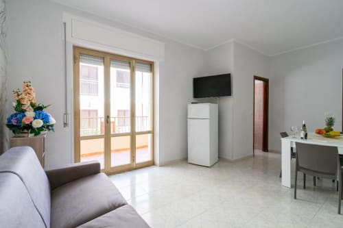 Luminoso soggiorno vista mare con TV, angolo cottura, zona pranzo e balcone affacciato sul mare presso Lux Immobiliare