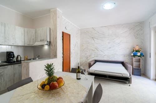Moderno appartamento con vista mare a Marina di Strongoli, finiture in marmo, cucina, sala da pranzo e camera da letto
