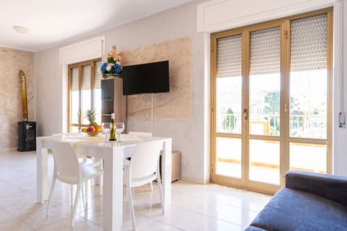 Moderna zona pranzo con porte con vista sul mare a Casa a due passi dal mare, Marina di Strongoli