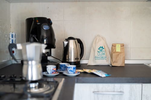 Bancone cucina con caffettiera, bollitore e borsa benvenuto Lux Immobiliare nell'appartamento di Marina di Strongoli