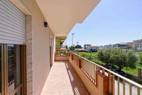 Terrazza soleggiata di un appartamento fronte mare a Marina di Strongoli con vista sul mare e atmosfera costiera mediterranea