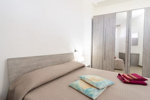 Camera da letto moderna con vista mare presso l'appartamento beach Lux Immobiliare a Marina di Strongoli, Italia, con letto matrimoniale e