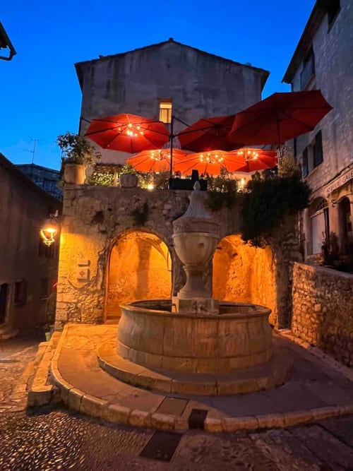 La célèbre Fontaine est l’ancien lavoir au cœur du village dans la rue grande