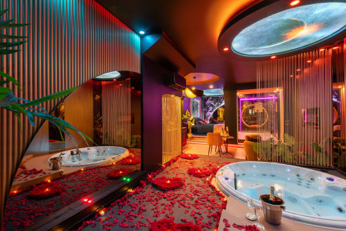 Appartement spa L'Insolite à Toulouse avec deux bains à remous, éclairage ambiant rouge et décoration moderne