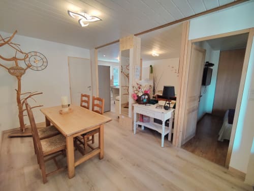 Appartement moderne à Location MarjoRI avec coin repas, espace détente et vue montagne au Lauzet-Ubaye