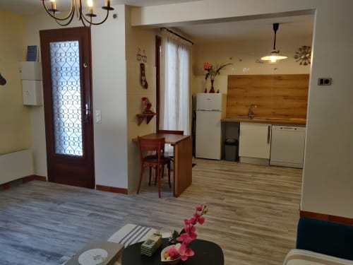 Cuisine et salle à manger modernes du gîte MarjoRI au Lauzet-Ubaye avec finitions bois et vue sur les montagnes