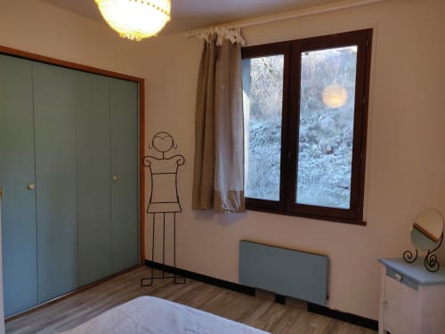 Chambre moderne à Location MarjoRI avec vue sur les montagnes, art en fil de fer et plancher en bois
