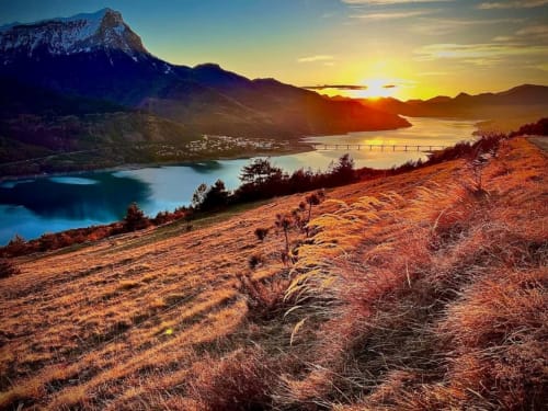Coucher de soleil sur les lacs alpins et les montagnes près de l'hôtel Marjorl au Lauzet-Ubaye, Alpes françaises