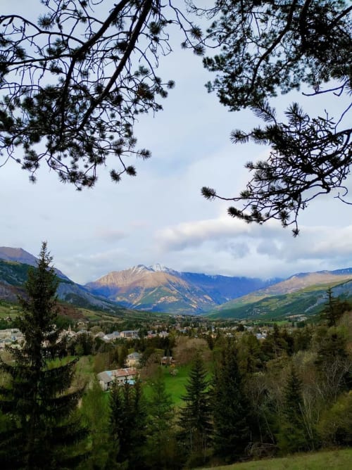 Vue panoramique de vallée montagnarde avec forêt de conifères à l'hôtel Marjori, Le Lauzet-Ubaye