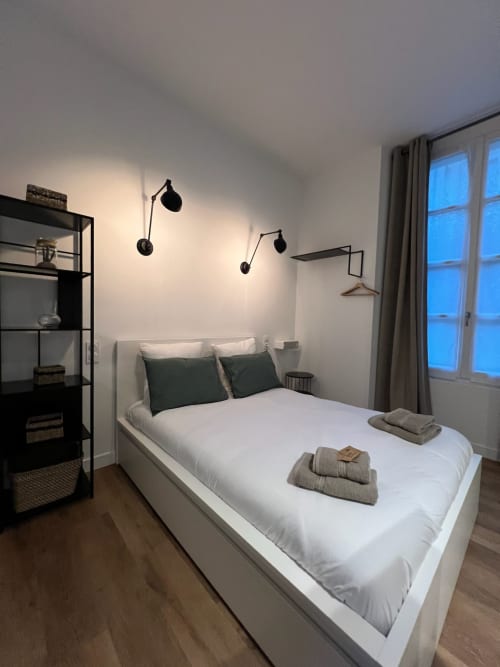 Appartement Le Keys au Laurencin, appart’hôtel à Sens centre-ville. Cuisine équipée, wifi, linge, arrivée autonome, lit double, salle d'eau ouverte. Réservez en direct.