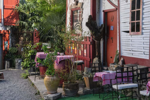 Restaurant à Espelette avec terrasse ombragée, ouvert au public le midi pour déjeuner au cœur du Pays Basque.