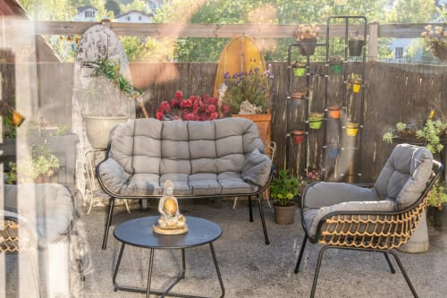 Salon de jardin confortable et décoration zen avec statue de Bouddha au Moulin de Pascale.