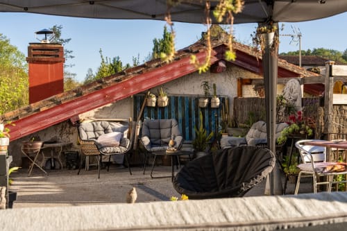 Espace lounge extérieur abrité pour se relaxer après une journée de visite au Pays Basque.