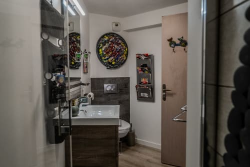 Chambres d'hôtes, table d'hôte, Espelette, salle d'eau, douche, lavabo, toilette, deux personnes, tableau, art.