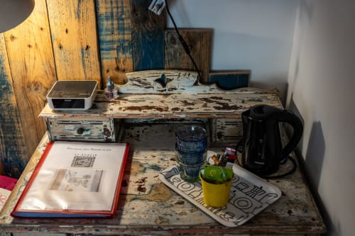 Chambres d'hôtes, table d'hôtes, restaurant, Espelette, bureau, réveille, décoration art, plateau de courtoisie, vacance en famille, couple, chambre trois personnes.